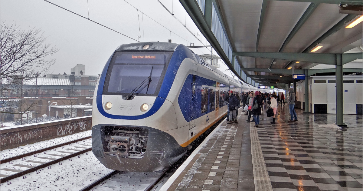 Why does Dutch transport come to a standstill after a few centimetres of snow?