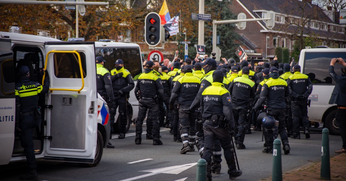37 arrests after anti-immigration protest in the Hague ends in riots