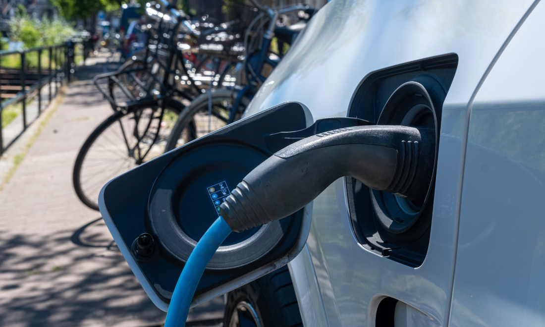 New Dutch electric car for solo passengers tilts like motorcycle