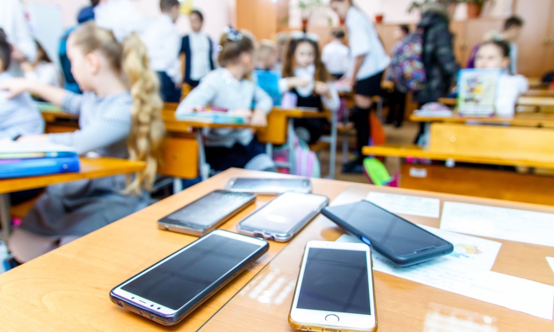 Dutch school phone ban means kids are chatting to each other more