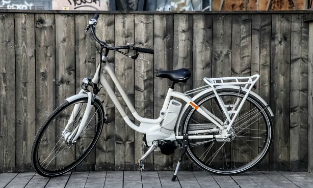 Surge in e-bike popularity means Dutch cycle farther